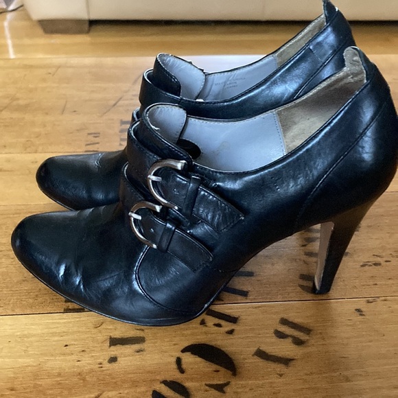 2 for $10 Max Studio Black Leather Shoe - Picture 3 of 11